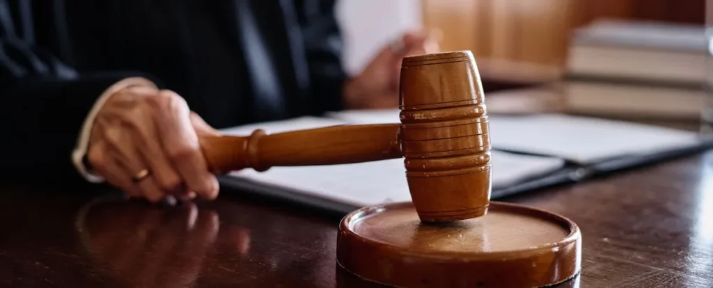 The-Pros-and-Cons-of-Representing-Yourself-in-a-Criminal-Case